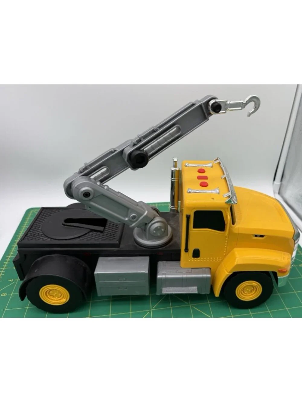 CAT Caterpillar  Plastic Tow Truck Lights Sounds Toy State WORKS